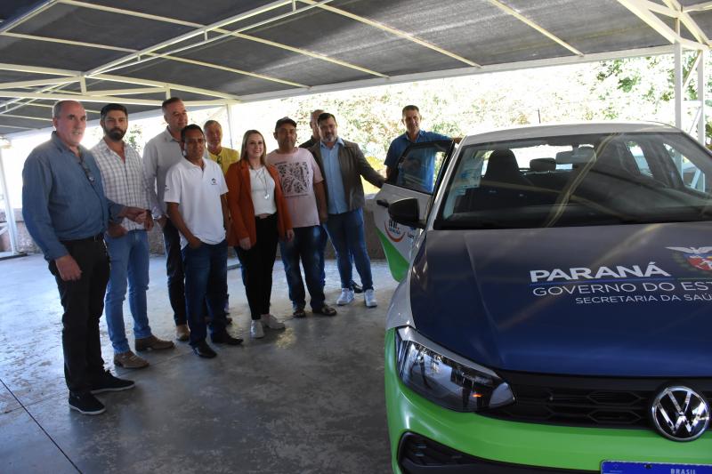 Vereadores participam de entrega de dois veículos para secretaria de saúde